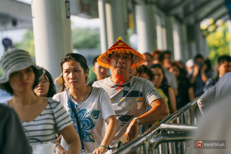 Ùn ùn trở về Sài Gòn sau kỳ nghỉ lễ 30/4, hàng trăm hành khách xếp hàng dài mệt mỏi chờ taxi ở sân bay Tân Sơn Nhất